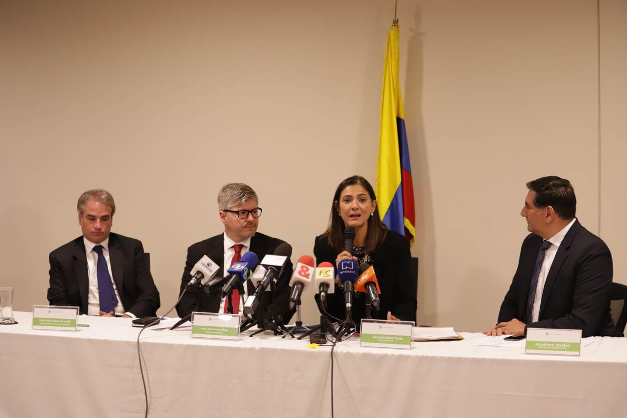 Aerocivil y la Superindustria realizan alianza estratégica para beneficio de los usuarios del transporte aéreo