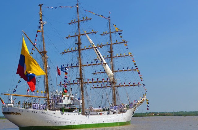 El buque Gloria ya está en el gran Malecón del Río en Barranquilla