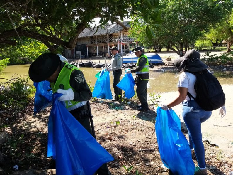 Playas de Caño Dulce fueron limpiadas por la C.R.A y la Policía Nacional