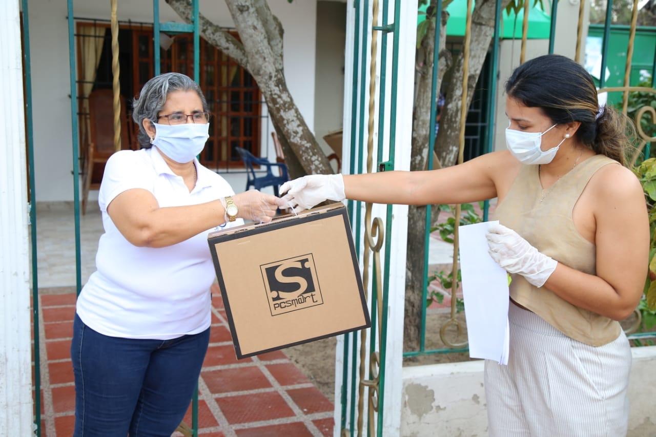 Educadores del Departamento del Atlántico reciben computadores entregados por la Gobernación