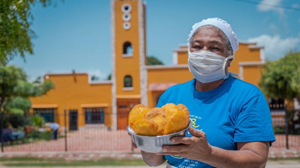 Mujer con arepas de huevo de Luruaco
