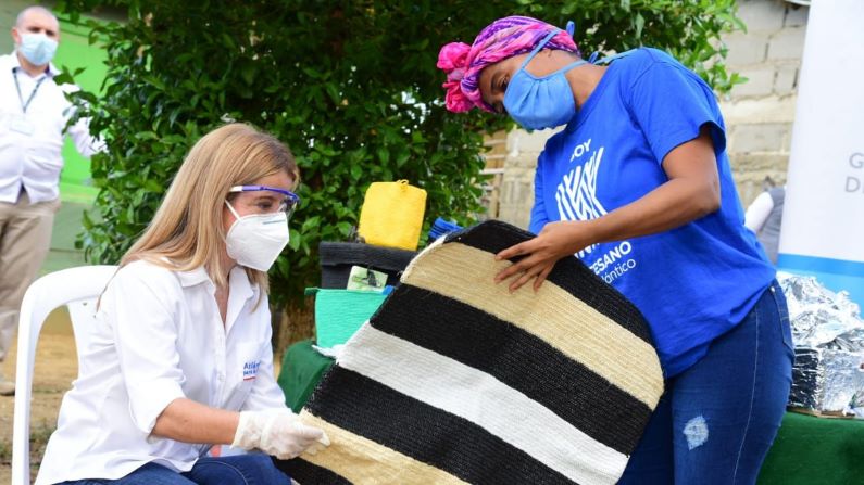 Con dotación de plástico reciclable las artesanas de Luruaco fortalecen sus tejidos