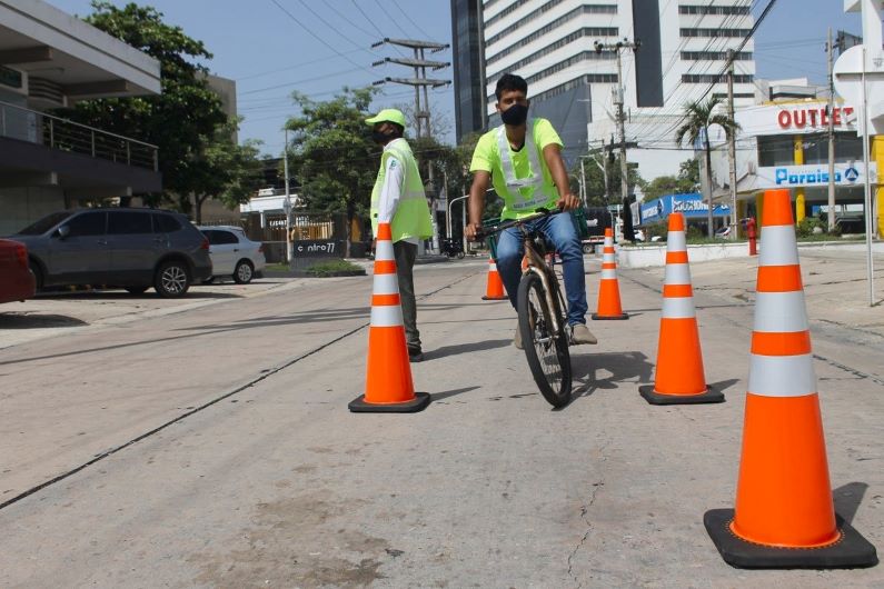 La seguridad vial en Barranquilla en riesgo por el robo de conos de las bicirrutas