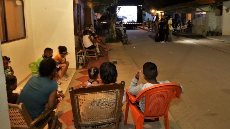 Comunidad disfruta la magia del cine, con alianza de C.R.A y Policía.
