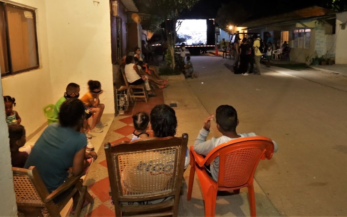 Comunidad disfruta la magia del cine, con alianza de C.R.A y Policía.