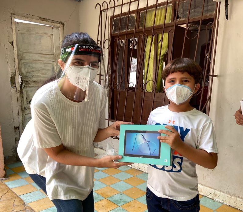 La Fundación Gases del Caribe entrega tablets en Atlántico