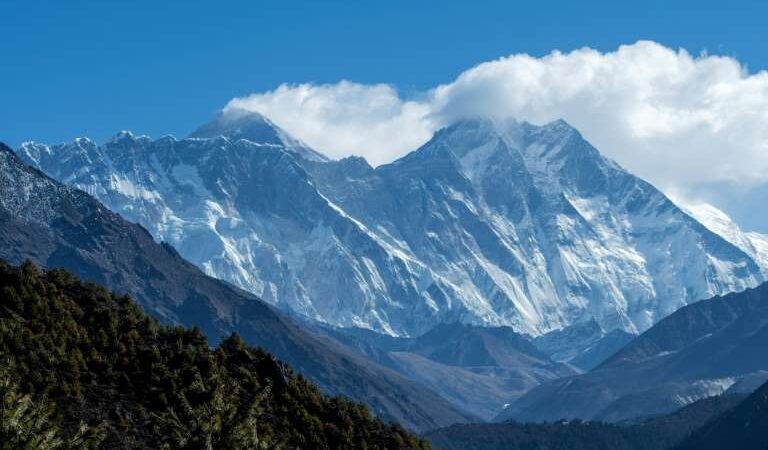 El Everest aumentó casi un metro de altura