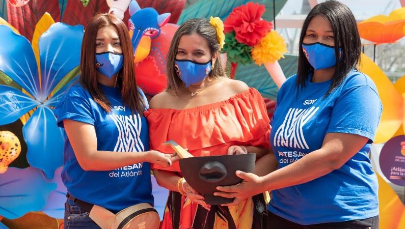 Artesanos atlanticenses presentan piezas inspiradas en danzas tradicionales
