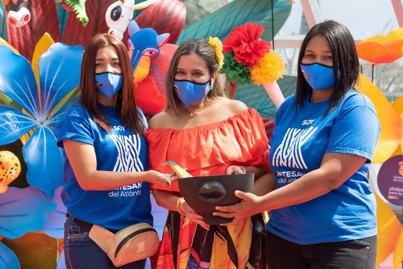 Artesanos atlanticenses presentan piezas inspiradas en danzas tradicionales