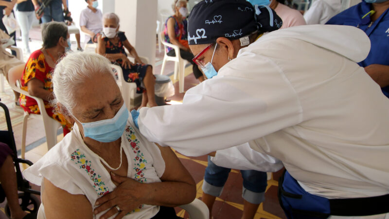 Con agendamiento inicia vacunación contra COVID-19 para adultos 65+ en Barranquilla