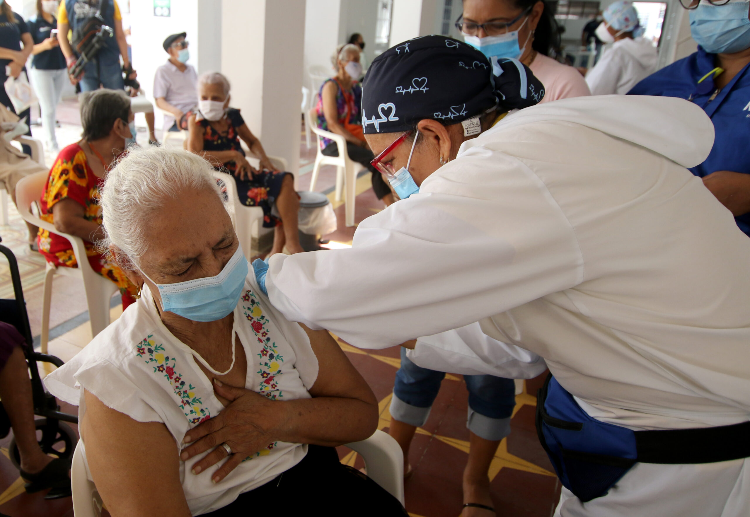 Con agendamiento inicia vacunación contra COVID-19 para adultos 65+ en Barranquilla