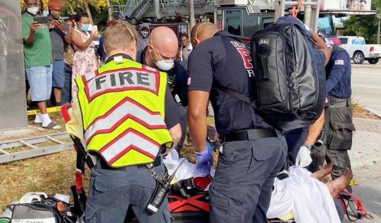 Bomberos en Estados Unidos rescatan a una mujer desnuda en una alcantarilla