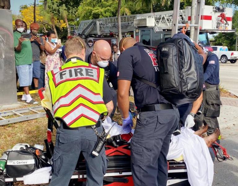 Bomberos en Estados Unidos rescatan a una mujer desnuda en una alcantarilla