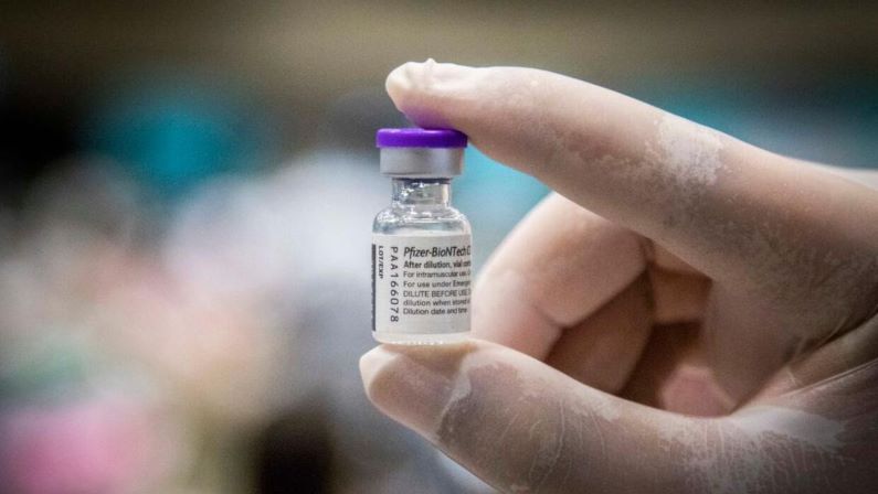FDA recomienda tercera dosis de Pfizer solo para mayores de 65 años y personas en alto riesgo