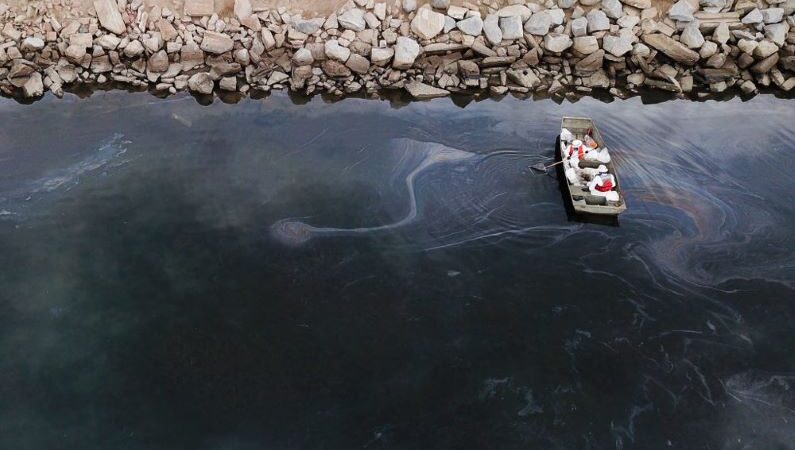 Continúan investigaciones sobre las causas del derrame petrolero en California