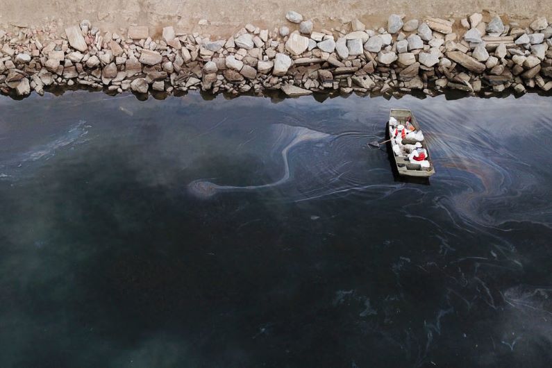 Continúan investigaciones sobre las causas del derrame petrolero en California