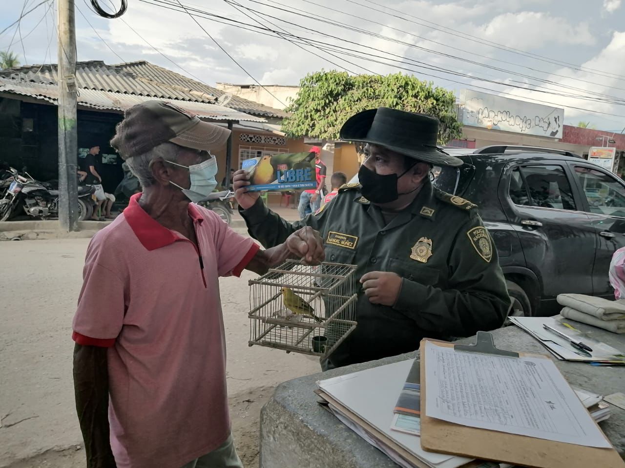 Cataqueros entregan voluntariamente animales silvestres a la Policía Nacional