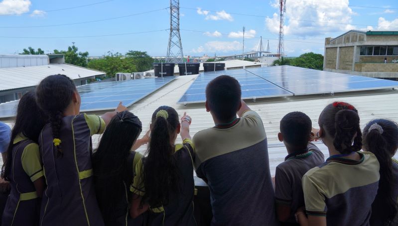 Barranquilla inicia la era de la energía limpia con paneles solares en colegio público