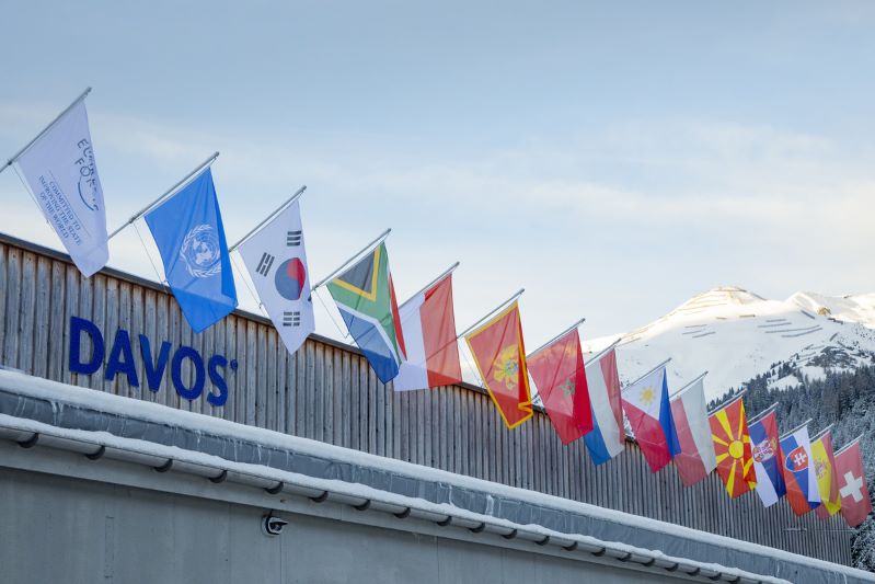 Colombia avanza en propuesta de canje de deuda por naturaleza en Davos