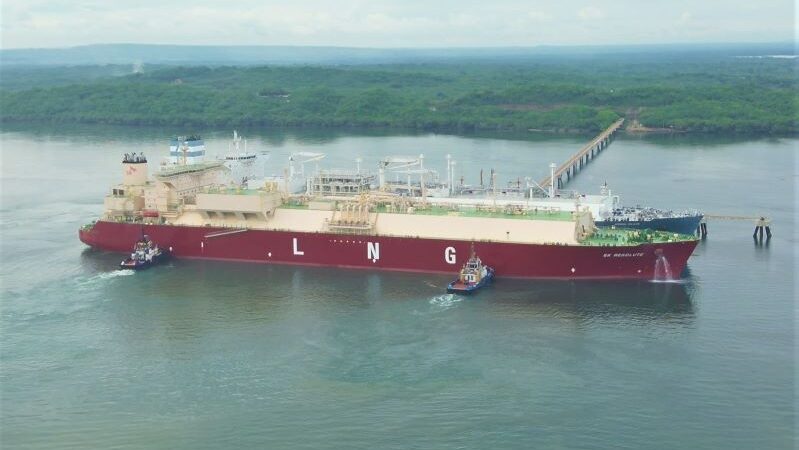 Terminal de regasificación recibe buques con GNL para afrontar el fenómeno de El Niño