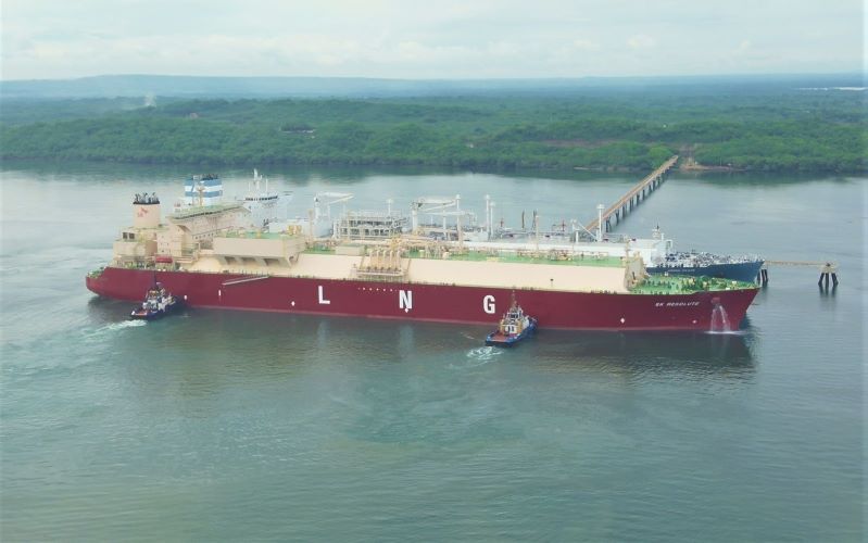Terminal de regasificación recibe buques con GNL para afrontar el fenómeno de El Niño
