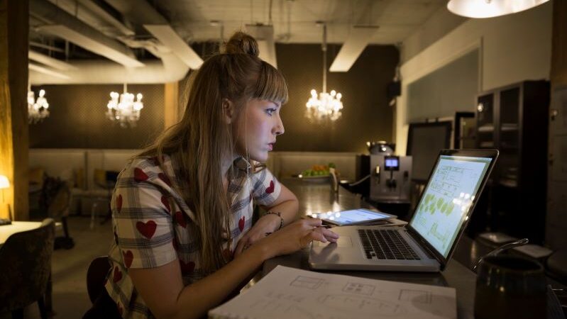 Movistar lanza e-Book gratuito sobre trabajo híbrido en Colombia