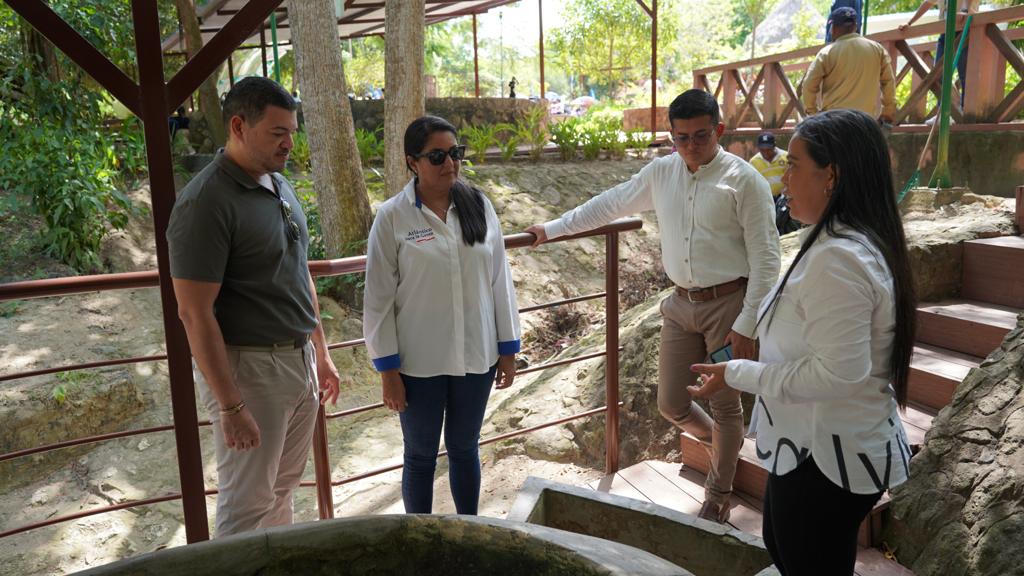 Usiacurí recuperó sus pozos de aguas medicinales. En la foto: La secretaria de infraestructura, Nury Logreira, El gerente de 'Parques para la Gente', Jorge Ávila y la alcaldesa de Usiacurí, Katherine Pasos