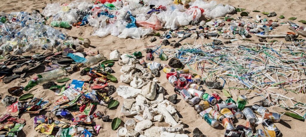 Alemania quiere liderar lucha contra los plásticos en el mar. UNEP/Shawn Heinrichs. Basura recolectada en una playa de Bali, Indonesia.