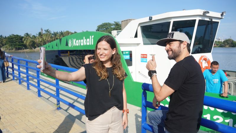 El Karakalí: el transporte fluvial y sostenible de Barranquilla. La Secretaria General del Distrito, en el recorrido en el Ríobus, con el alcalde