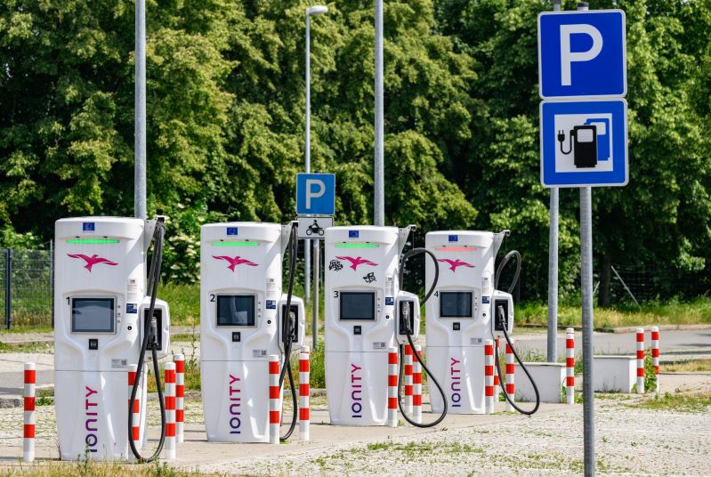 Red de recarga eléctrica en autopistas alemanas aumentará en 2026