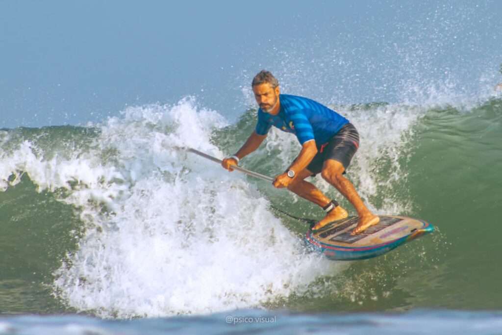Los amantes del surf encuentran propicias las playas de Salinas del Rey en el Atlántico