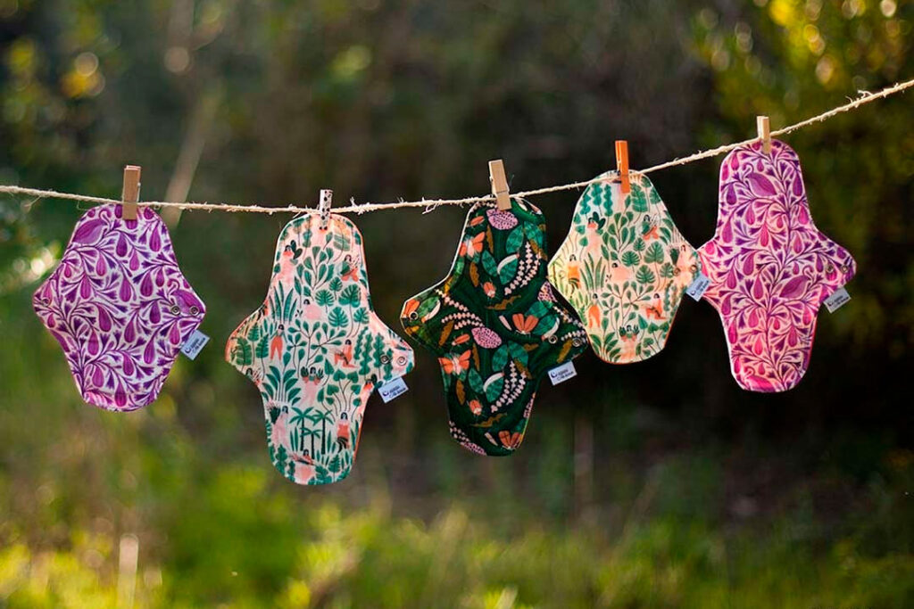 "Mi regla, mis reglas": productos menstruales reutilizables para las catalanas. Compresas de tela en varíados colores. Foto: Blog de Ecologia Esturirafi
