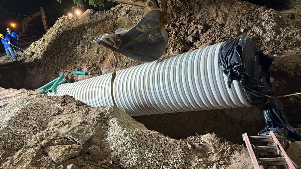 Triple A avanza en reparación del colector afectado en puente de la 30