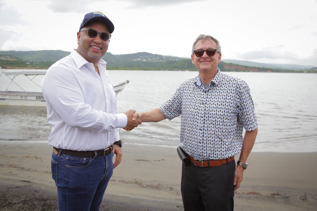 Atlántico-Colombia: Confirmada la presencia de ecosistemas coralinos. Jesús León Insignares, director de la C.R.A y el Capitán Francisco Arias Isaza, director del INVEMAR, en alianza por la biodiversidad, ratificaron formaciones de corales en Atlántico, en el marco del convenio 004 de 2024.