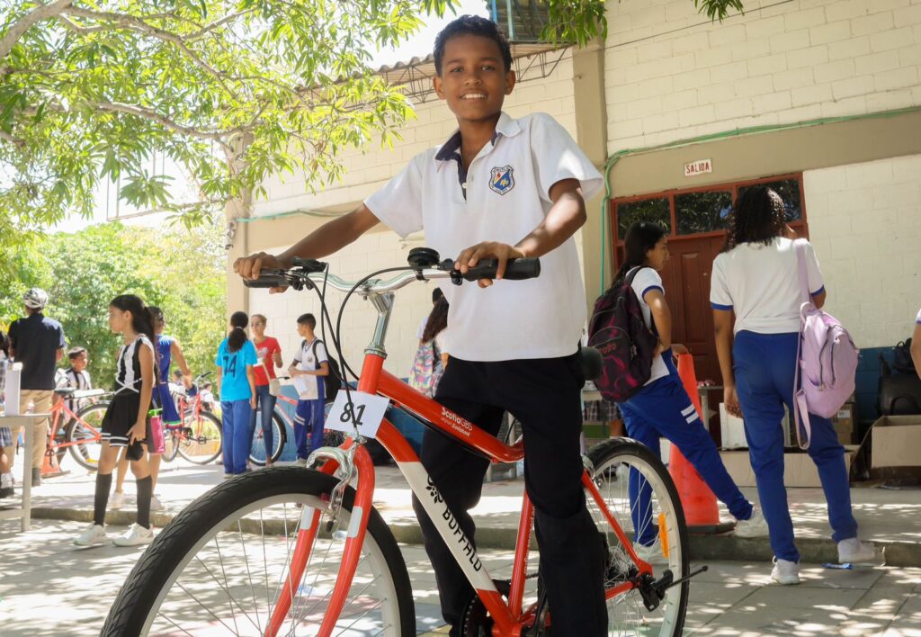 Atlántico: Bicicletas para evitar la deserción escolar. Los niños también recibieron las bicis como un regalo anticipado de navidad.