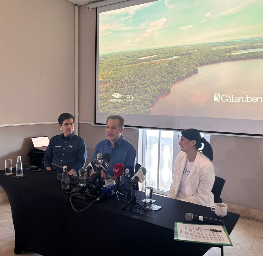 CO2ROZO: Conservación a gran escala en el Caribe colombiano. En el centro, Juan Manuel Rojas, Presidente Promigas, a su inquierda, Diego Pérez, VP Soluciones Energéticas Promigas; y a su derecha, María Fernanda Wilches, Gerente General Fundación Cataruben, durante el lanzameinto de la iniciativa.