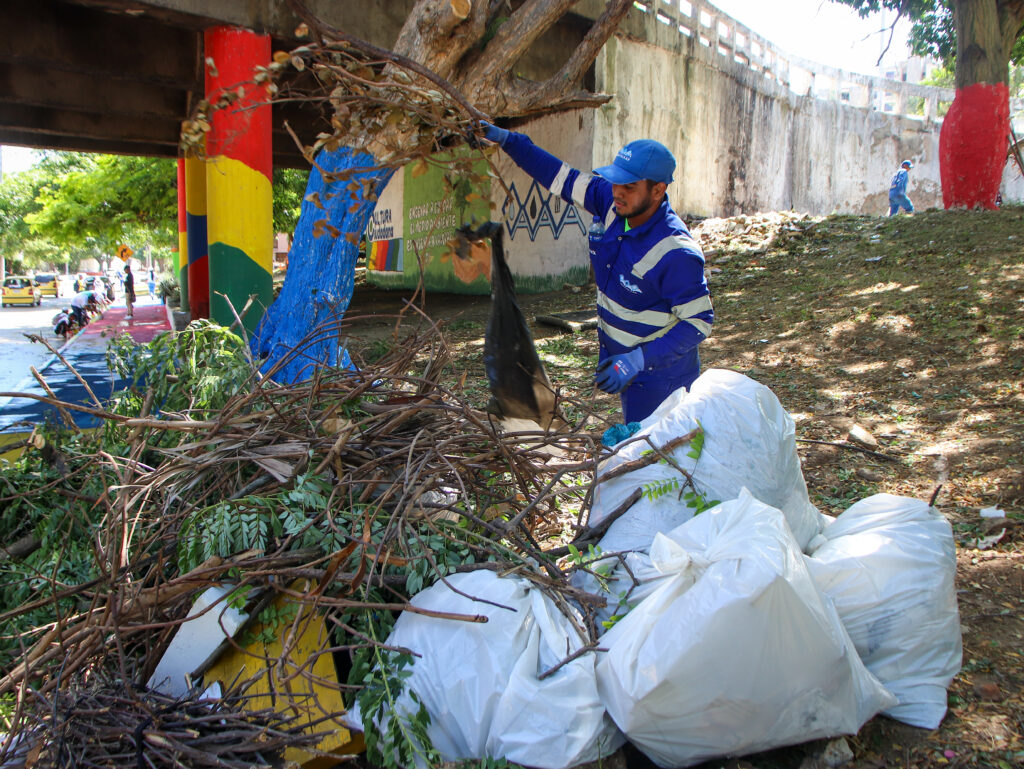 Barranquilla Limpia y Linda: compromiso de todos. Por favor, NO sacar los muebles viejos, restos de poda y electrodomésticos viejos de tu casa para abandonarlos en las esquinas o calles solitarias