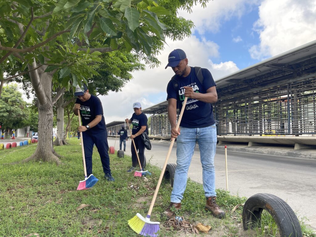 Voluntarios limpiando la avenida Murillo de Barranquilla