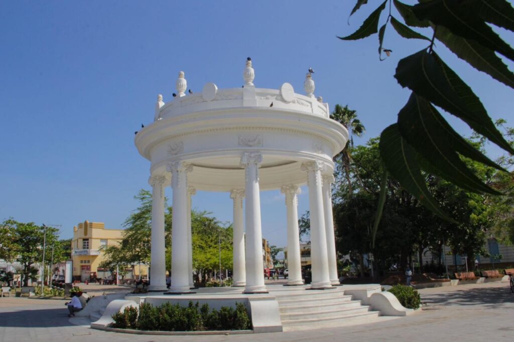 Conoce las rutas turísticas de Colombia en esta Navidad. Plaza central del municipio de Ciénaga, departamento del Magdalena