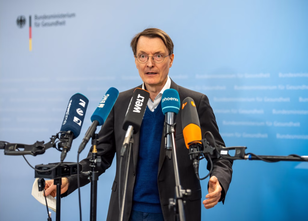 El mundo unido con acuerdo de la OMS contra pandemias. El ministro de Salud de Alemania, celebró el acuerdo alcanzado en el marco de la OMS, con el objetivo futuro de prevenir pandemias.
Foto: Michael Kappeler/dpa