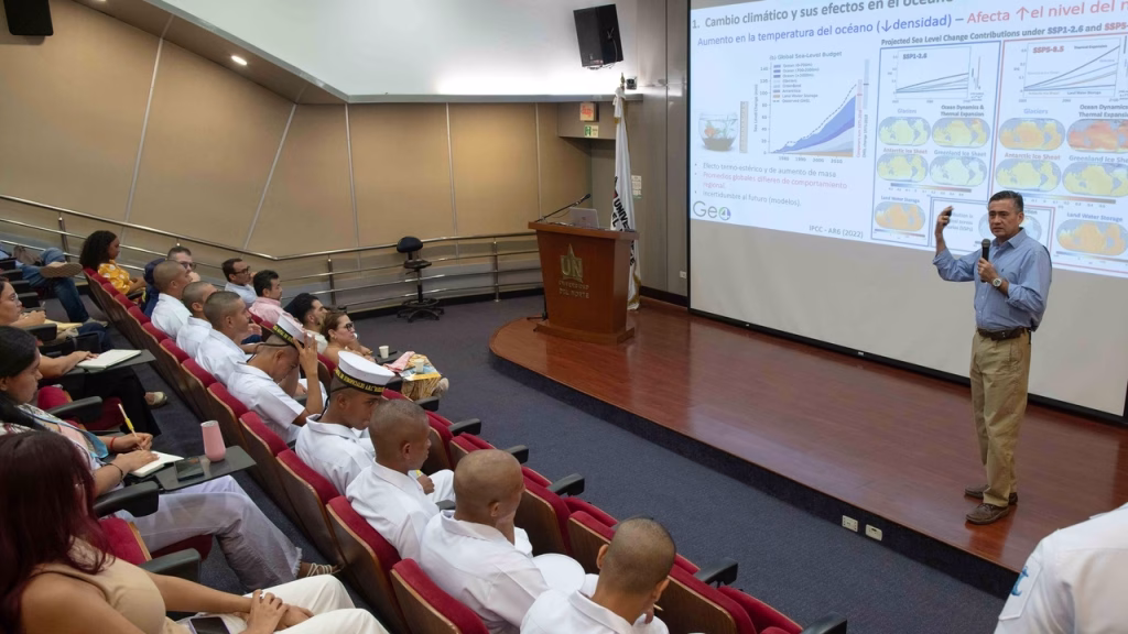 Avance del mar y la fragilidad costera en el Caribe ante el cambio climático. Rafael Ricardo Torres Parra, oceanógrafo, doctor en Ciencias del Océano y de la Tierra, en su intervención.