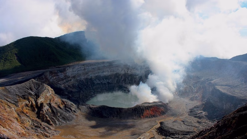 Costa Rica alberga un paisaje marciano: el asombroso volcán Poás
