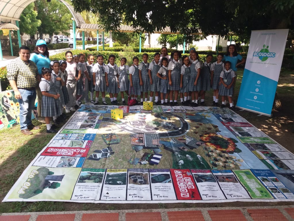 ECOLOGIC "Cambia tus hábitos, salva el planeta" en el colegio Nuestra Señora de Fátima en Sabanagrande, departamento del Atlántico. Nos acompaña, Pablo Ortega, de la empresa ULTRACEM