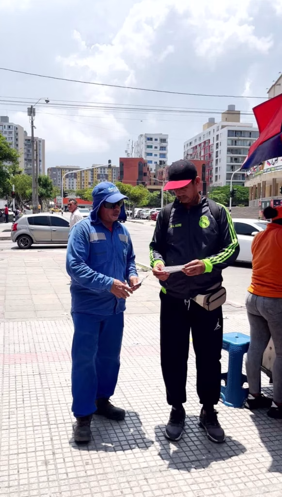 Los ciudadanos contribuyen a evitar el riesgo de accidentes entre los operarios de aseo, si depositan los residuos cortopunzantes en recipientes adecuados, como botellas plásticas o cajas de cartón, y los rotulen con la palabra “peligro