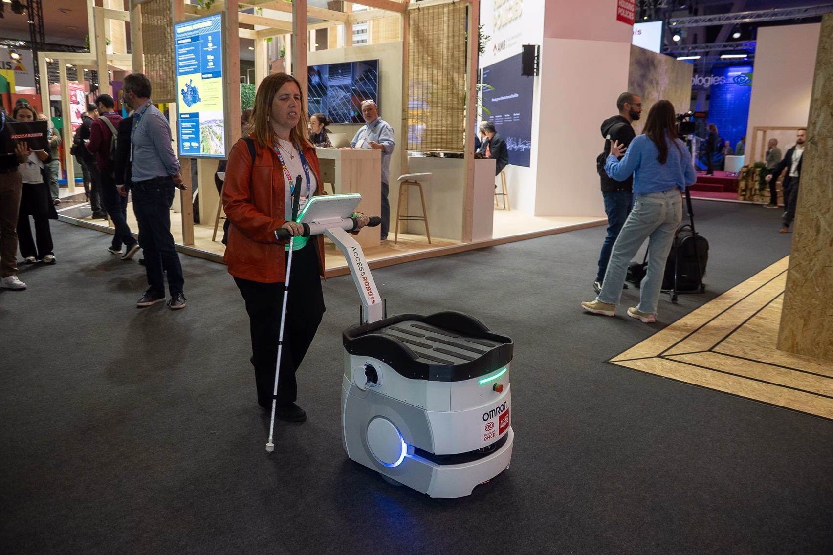 El dispositivo ayuda a los visitantes con discapacidad visual a deambular por los diferentes stands del Smart City Expo World Congress 2025. Foto: Fundación ONCE