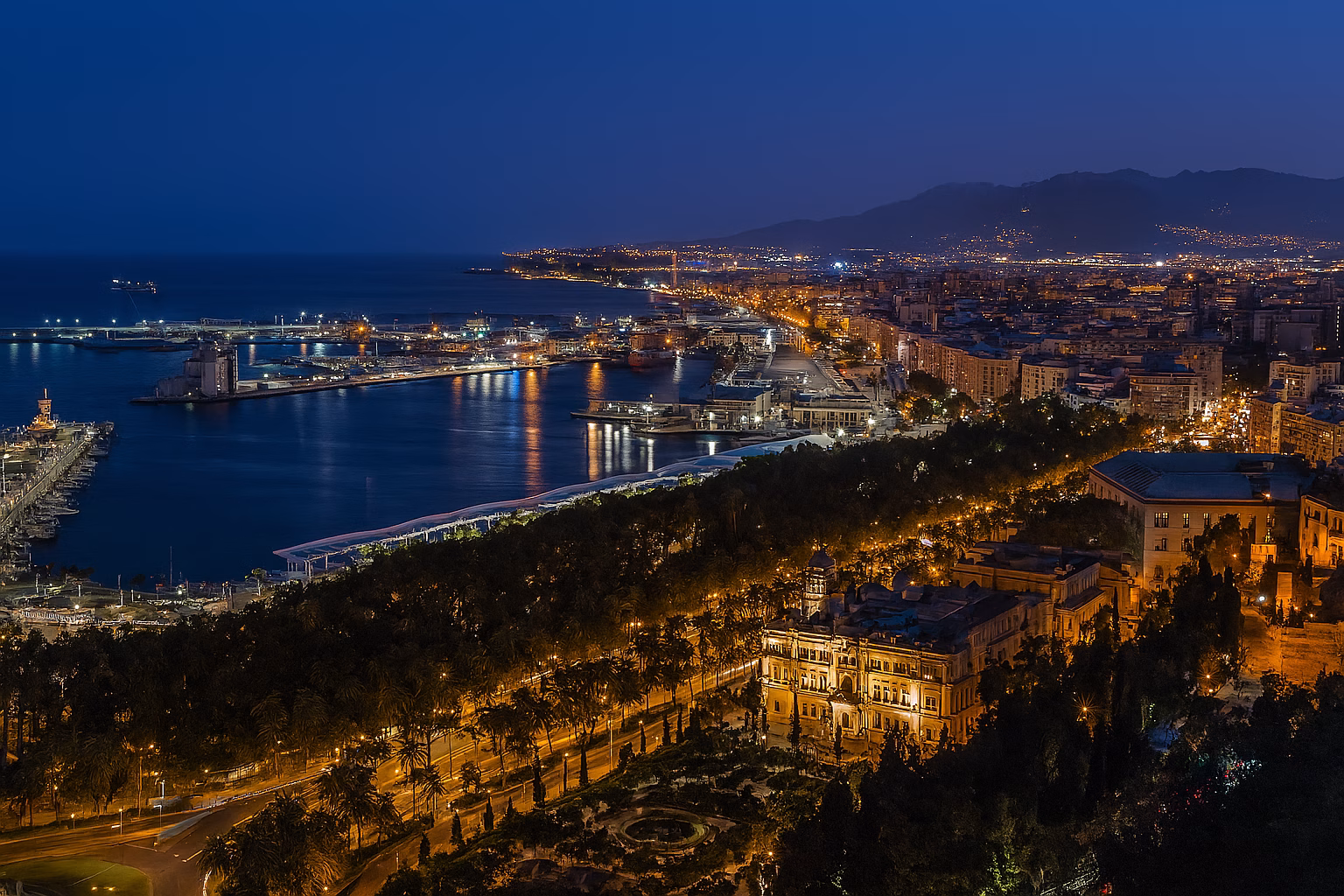 Vista nocturna iluminada de Málaga, símbolo de una nueva etapa profesional