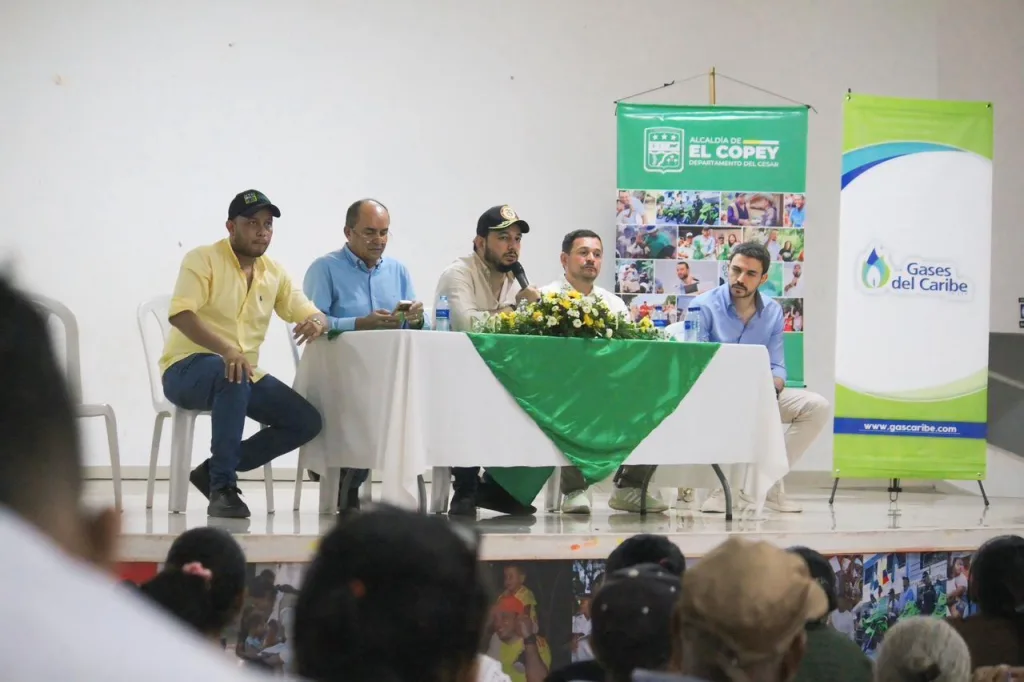 Panel de autoridades de El Copey y representantes de Gases del Caribe durante la socialización de proyectos de gas natural ante la comunidad.