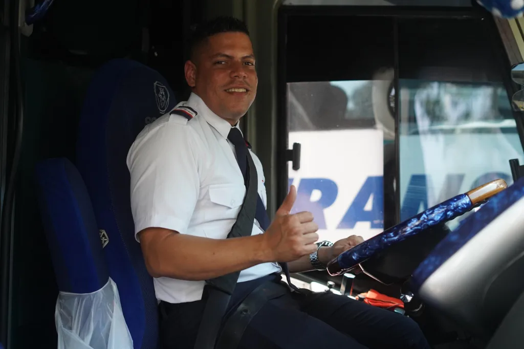 Conductor en su puesto apoyando la campaña de movilidad segura en Semana Santa en Barranquilla