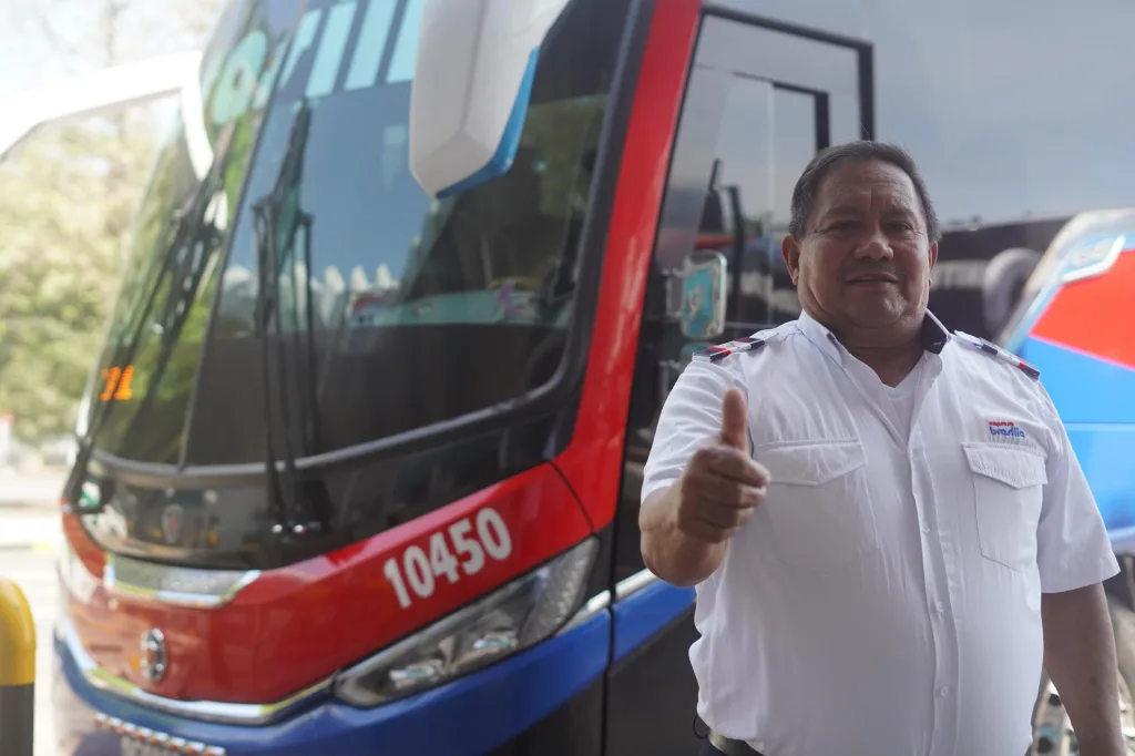 Conductor frente a bus apoyando la campaña de movilidad segura en Semana Santa en Barranquilla