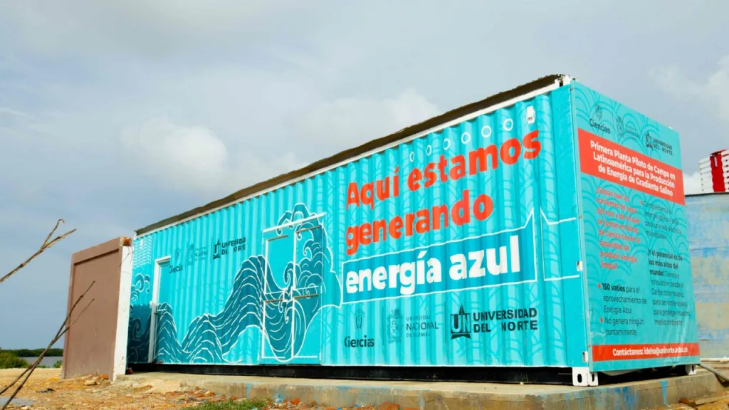 Contenedor de la primera planta piloto de energía azul en el Caribe, instalada en Puerto Mocho por Uninorte y la Universidad Nacional para generar energía renovable a partir del gradiente salino.